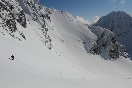 IKKE GÅ FOR BRATT: Et av de vanligste rådene er å ikke legge sporet for bratt. Steffen Fjelldal gjør det meste riktig på topptur i Lyngen. Foto: Tore Meirik Topptur randonee