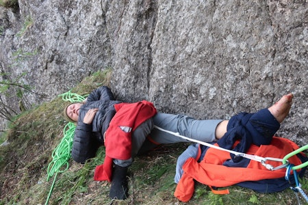 ETTER FALLET: En eller annen gang i løpet av åtte timer på en hylle i en enorm vegg. Bilde: Erik Grandelius ETTER FALLET: En eller annen gang i løpet av åtte timer på en hylle i en enorm vegg. Bilde: Erik Grandelius