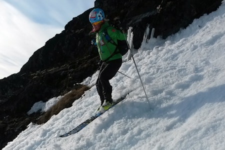 En av de tre rekordjagerne, Malene Blikken Haukøy, på vei ned en renne mot Leirvassbu - like før mål. Foto: Lars Erik Skjervheim