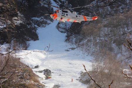 EVAKUERES: Tre timer etter at et flakskred førte Benjamin Hjort 800 høydemeter ned den trange renna på Flenjaeggi ble han evakuert med SeaKing-helikopter. Like etter omkom han på Haukeland sykehus i Bergen. Foto: Arne Veum EVAKUERES: Tre timer etter at et flakskred førte Benjamin Hjort 800 høydemeter ned den trange renna på Flenjaeggi ble han evakuert med SeaKing-helikopter. Like etter omkom han på Haukeland sykehus i Bergen. Foto: Arne Veum