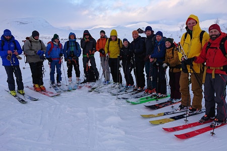  KULL 2020: Her har vi alle tolv i kull 2020 skivegleder + to av tindeveglederne som var med på opptaket. Bilde: Jørgen Aamot/ Nortind