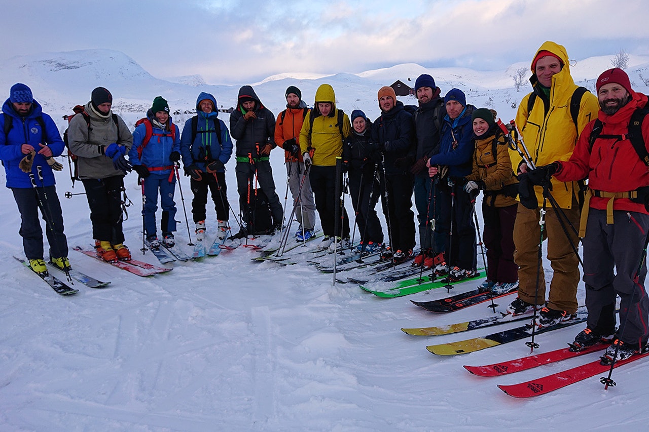 KULL 2020: Her har vi alle tolv i kull 2020 skivegleder + to av tindeveglederne som var med på opptaket. Bilde: Jørgen Aamot/ Nortind KULL 2020: Her har vi alle tolv i kull 2020 skivegleder + to av tindeveglederne som var med på opptaket. Bilde: Jørgen Aamot/ Nortind