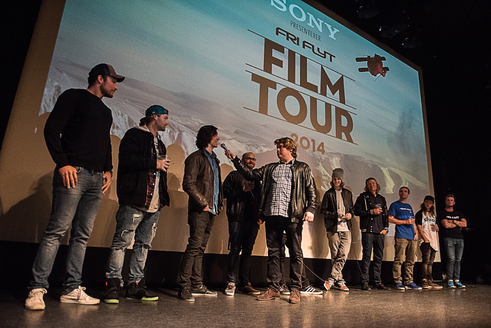 PÅ SCENEN: Filip Christensen kjørte intervjurunden selv og fikk med seg Aksel Lund Svindal (t.v.), Aleksander Aurdal, Christopher Frankum, Espen Kristiansen, Lasse Nyhaugen (gjemt bak Filip), Even Sigstad, Anders Backe, Sveinung Ryan, Åsmund Thorsen og turnémedarbeider Vemund Sande på scenen før visningen av jubileumsfilmen. Foto; Vegard Breie PÅ SCENEN: Filip Christensen kjørte intervjurunden selv og fikk med seg Aksel Lund Svindal (t.v.), Aleksander Aurdal, Christopher Frankum, Espen Kristiansen, Lasse Nyhaugen (gjemt bak Filip), Even Sigstad, Anders Backe, Sveinung Ryan, Åsmund Thorsen og turnémedarbeider Vemund Sande på scenen før visningen av jubileumsfilmen. Foto; Vegard Breie