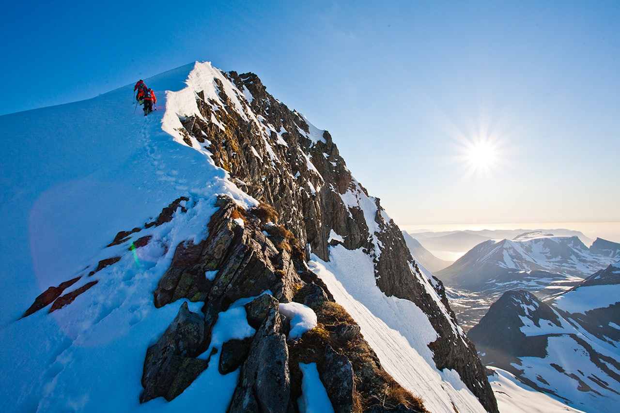 LANGE DAGER: På våren er dagen så lang at du kan rekke en fin topptur selv med start etter jobb. Her fra en kveldstur til Romedalstind på Sunnmøre. Foto: Håvard Myklebust Romedalstind på Sunnmøre
