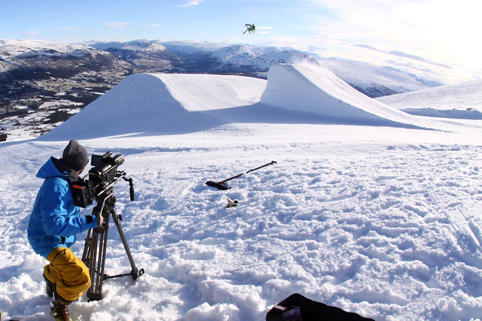 Vil du bli filmstjerne på Fri Flyt Film Tour 2023? Alt du trenger er et mobilkamera! Foto: Tore Meirik Espen Kristiansen fra Field Productions filmer superstjerna Russ Henshaw i lufta over en kicker i Oppdal. Du trenger verken så dyrt kamera eller så store skistjerner for å vinne Fri Flyts store filmkonkurranse. Bilde: Tore Meirik