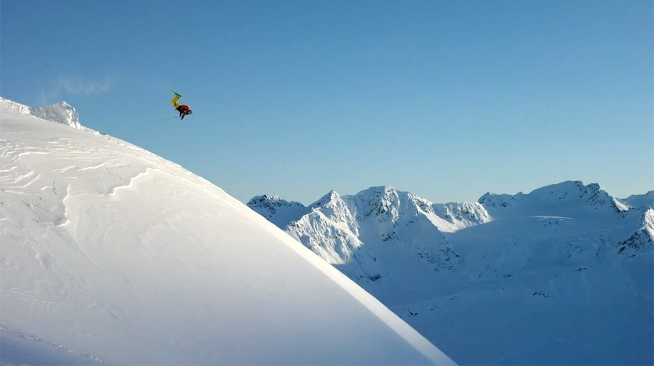 NORSK BIDRAG: Denne backflippen i Alaska er ett av Øystein Aasheim mange bidrag i traileren fra Warren Miller.