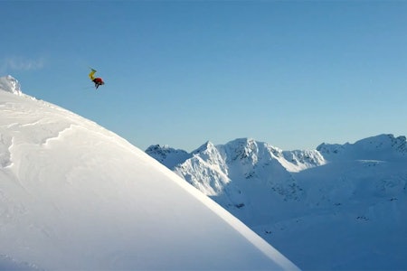 NORSK BIDRAG: Denne backflippen i Alaska er ett av Øystein Aasheim mange bidrag i traileren fra Warren Miller. NORSK BIDRAG: Denne backflippen i Alaska er ett av Øystein Aasheim mange bidrag i traileren fra Warren Miller.