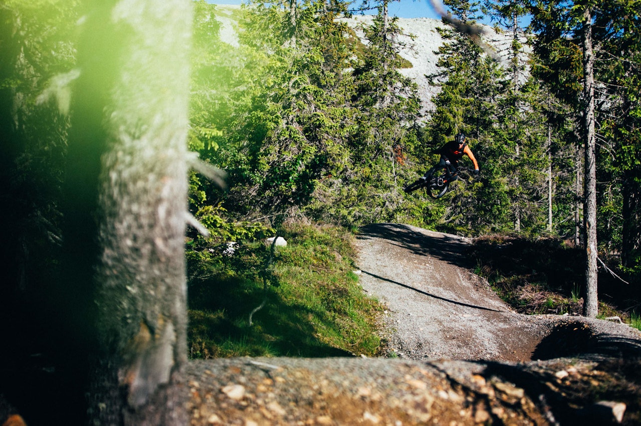Simen Smestad flyter lekent over et av hoppene på stiene i Gullia. Foto: Sjur Melsaas Flyt og hopp i stiene i Trysil Bike Arena. Foto: Sjur Melsaas