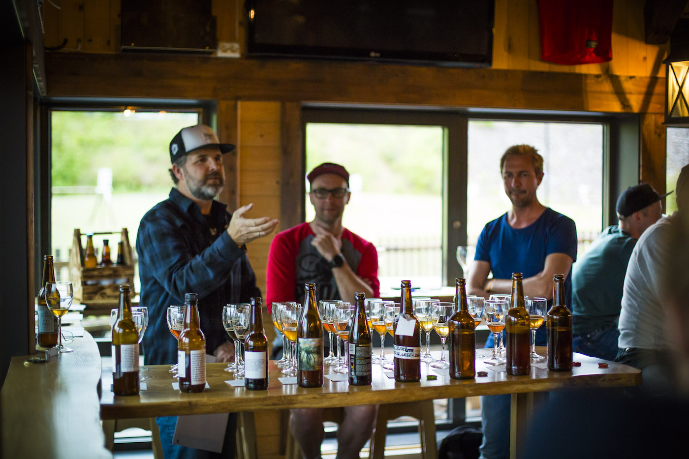 Dommerpanel hadde en stor oppgave på Utflukts aller første ølbryggerkonkurranse, der Henrik Osebergs Gårdsøl gikk av med seieren. Foto: Snorre Veggan
