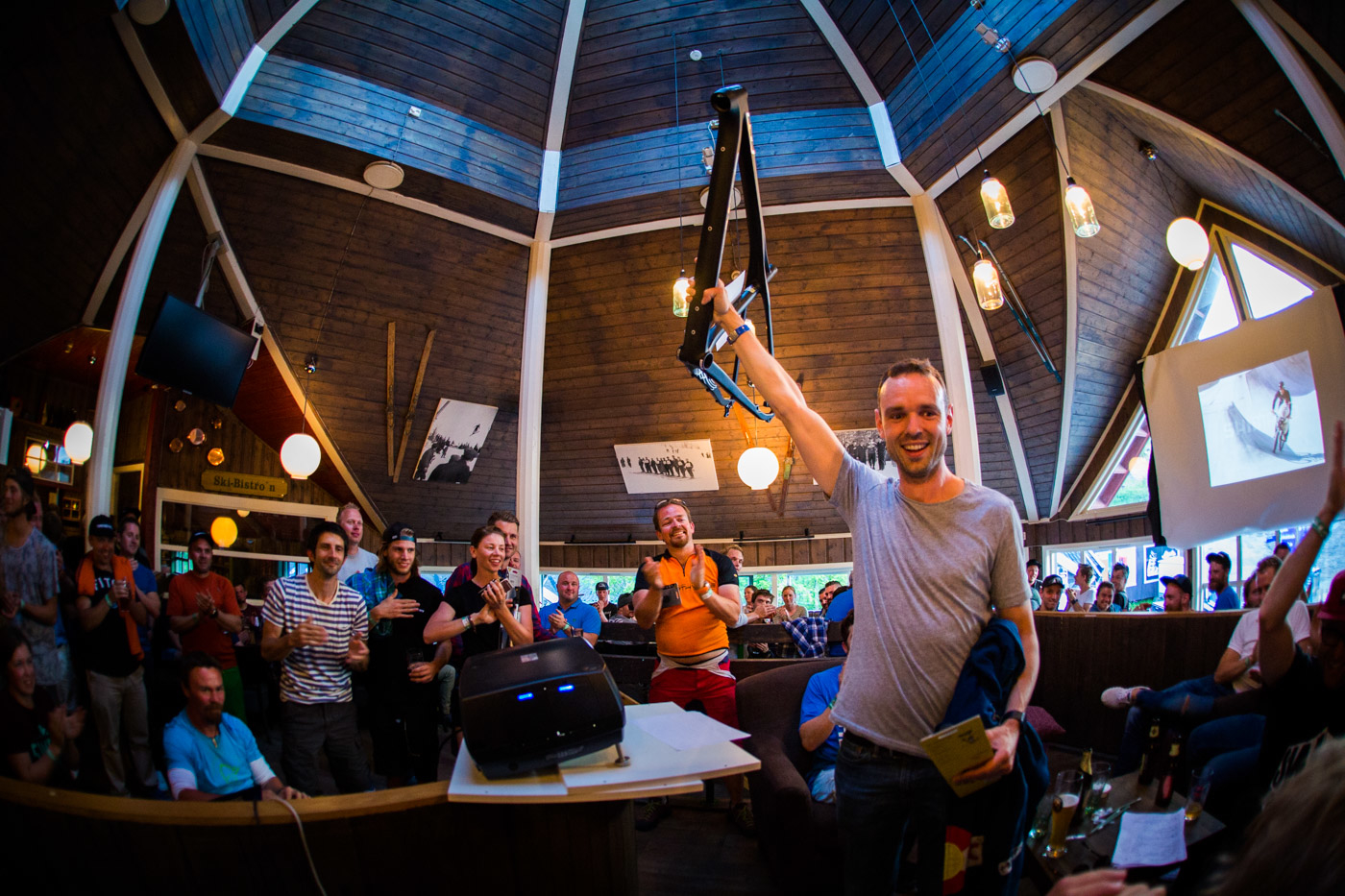 GT Zaskar ramme til vinnerlaget på nerdequizen under Utflukt 2016. Foto: Snorre Veggan