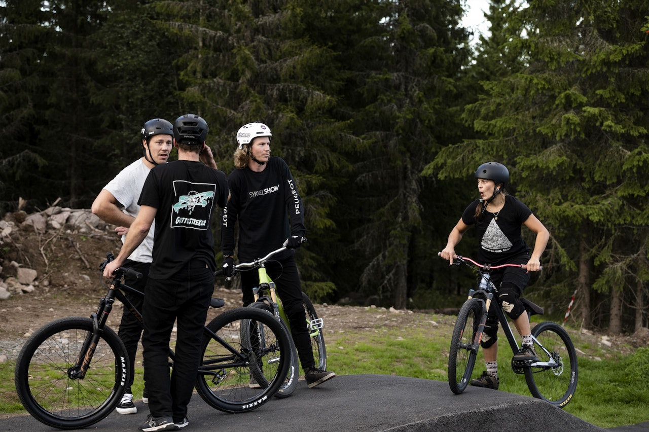 ENDELIG UTFLUKT: Pumptracken i Gullia var åstedet for både konkurranser og mingling i år som ellers under Utflukt. Foto: Martin I. Dalen Pumptracken i Gullia
