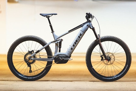 FREGATT: Den grå Powerfly-sykkelen er velbygd, velutstyrt og har fine linjer. test av trek powerfly elsykkel