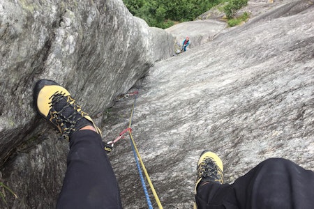 Hvordan velge klatresko? Om du er nybegynner så velg først og fremst behagelige sko. Her er La Sportiva Katana lace i aksjon. På tross av at den har lisser vant den prisen for mest behagelige sko for viderekomne i en test i Klatring. Her er de på Ingrid Espelid (5+, 3 tl) i Romsdalen. Foto: Dag Hagen Hvordan velge klatresko? Om du er nybegynner så velg først og fremst behagelige sko. Her er La Sportiva Katana lace i aksjon. På tross av at den har lisser vant den prisen for mest behagelige sko for viderekomne i en test i Klatring. Her er de på Ingrid Espelid (5+, 3 tl) i Romsdalen. Foto: Dag Hagen