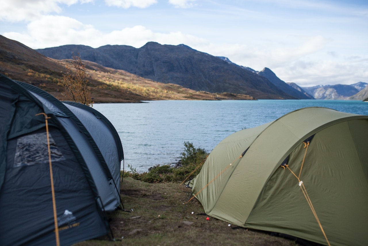 TELTTUR: Om teltet virker aldri så tørt når du er ferdig med turen, bør du likevel alltid henge det til tørk etter tur! Foto: Marte Stensland Jørgensen slik tar du best vare på teltet