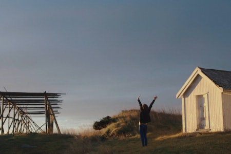 Magnus Eliassen jubler mot sola. Foto: Fenomen Film Alt som kunne ha vært - filmen om Magnus Eliassen fra Sirkus Eliassen vises på Fjellfilm 2020. Foto: Fenomen Film