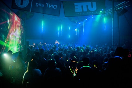 Dunjakkedisko med glowsticks er en tradisjon, men er bare en bitteliten del av programmet. Foto: Alexandra Jarna Dunjakkedisko med glowsticks er en tradisjon, men er bare en bitteliten del av programmet. Foto: Alexandra Jarna
