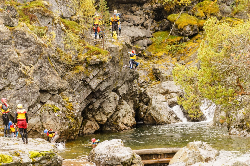 Juving er adrenalinfylt moro hvor du får testet grenser og lekt i vakre fjell-elver uten å bli kald eller så veldig våt. Foto: Are Sandnes Juving på Fjellfilm. Foto: Are Sandnes