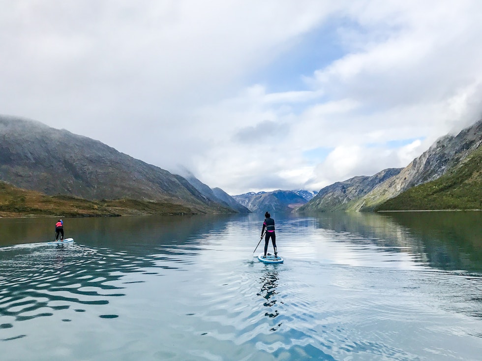 Bli med på langtur med SUP langs vakre Gjende til Memurubu. Foto: Hallgeir Thorbjørnsen Sup-safari på Gjendevatnet. Foto: Hallgeir Thorbjørnsen