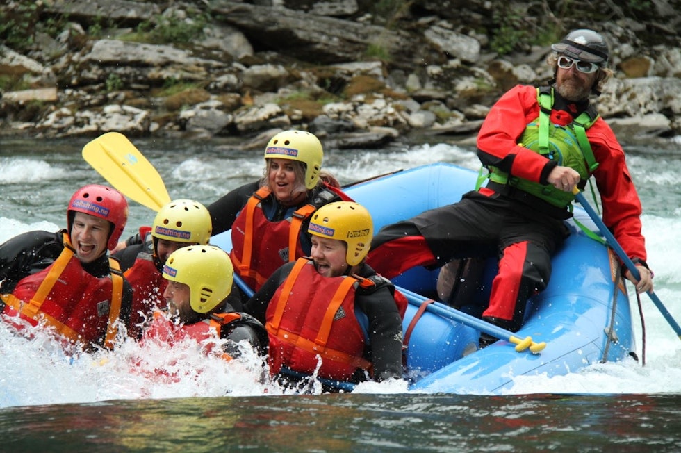 Mest sannsynlig så blir du litt våt på raftingturen nedover Sjoa Rafting med Go Rafting Sjoa AS
