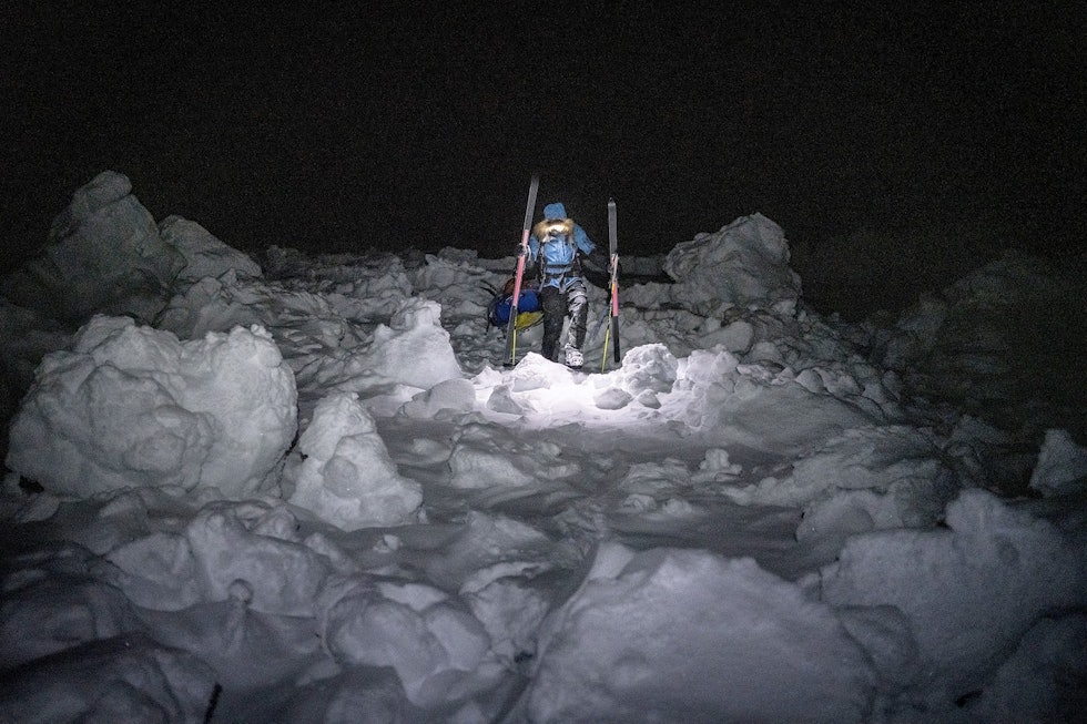 Flere ganger møtte de på ulike utfordringer, som her - med relativt krevende skiforhold Krevende forhold på Nordpolen