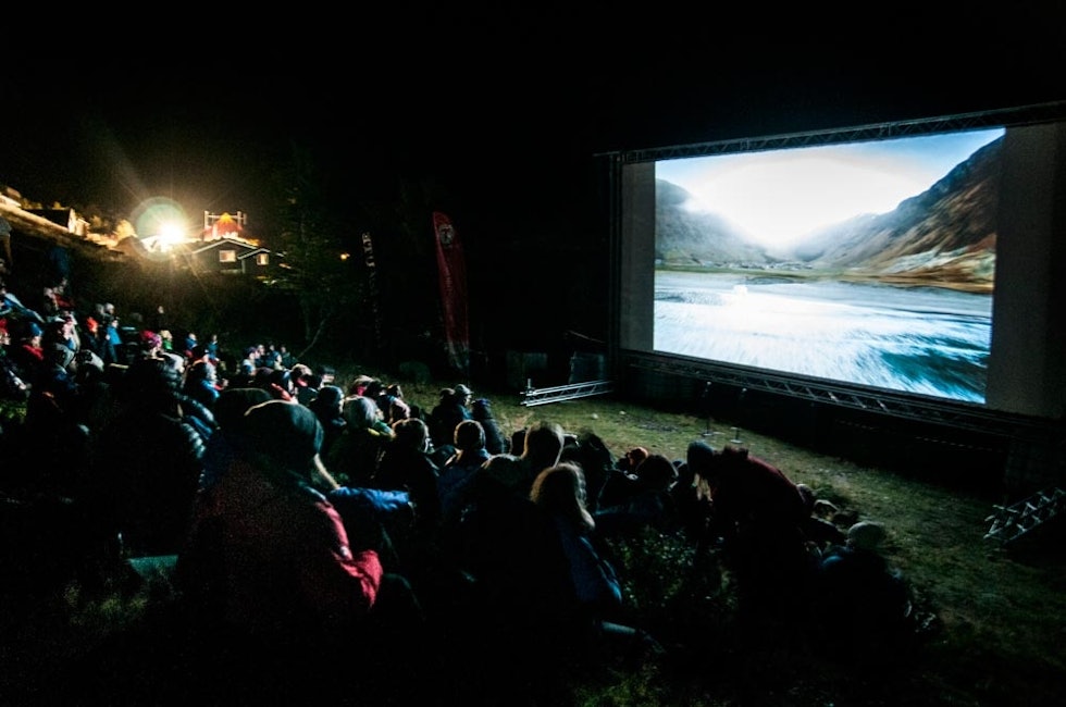 Se fjellfilm utendørs på Fjellfilmfestivalen. Foto Alexandra Jarna