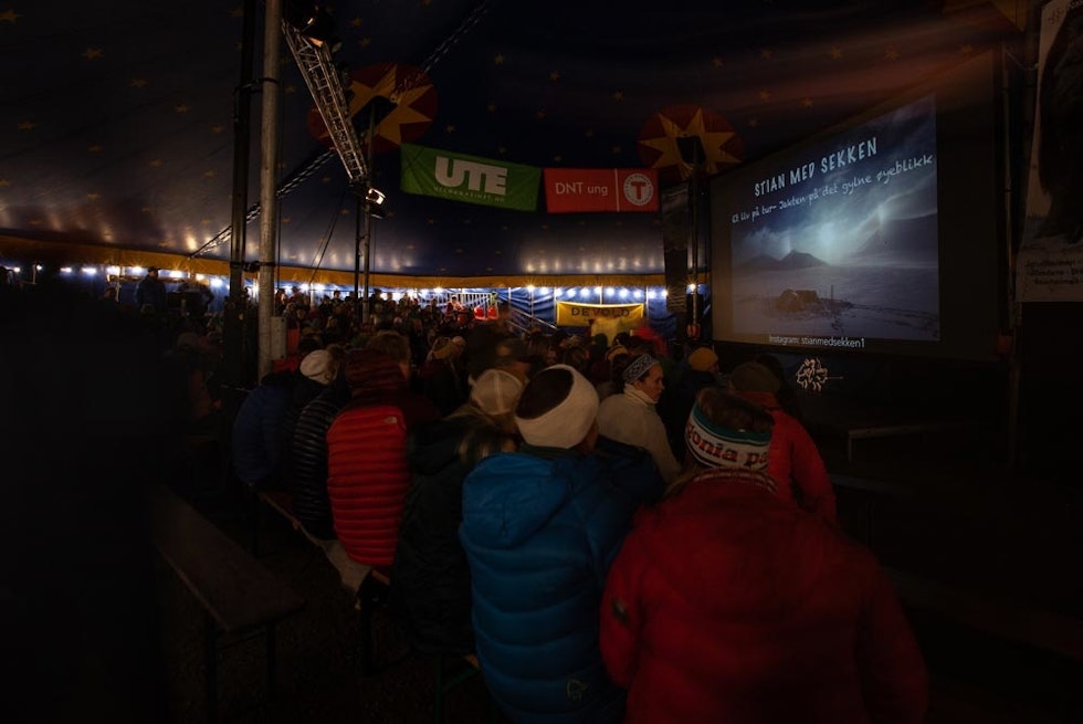 Underholdende foredrag i sirkusteltet. Foto: Per Finne Underholdende foredrag i sirkusteltet. Foto: Per Finne