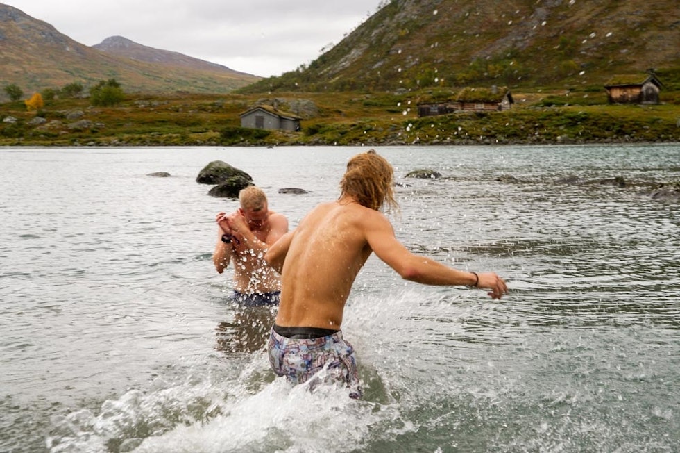 Bading i kaldt vann klarner hjernen. Foto: Liv Holmstrøm.