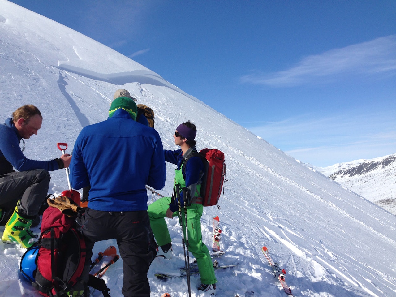 SNØSKREVARSLING: Ferdsel på snø i bratt terreng vil aldri være 100 prosent sikkert. Til det er faktorene for mange og variasjonen for stor. Men med solide kunnskaper, rett informasjon og gode holdninger er det mulig å ta kloke valg som reduserer risikoen betydelig, skriver kronikkforfatterne. Foto: Erik Johnsen/NVE SNØSKREVARSLING: Ferdsel på snø i bratt terreng vil aldri være 100 prosent sikkert. Til det er faktorene for mange og variasjonen for stor. Men med solide kunnskaper, rett informasjon og gode holdninger er det mulig å ta kloke valg som reduserer risikoen betydelig, skriver kronikkforfatterne. Foto: Erik Johnsen/NVE