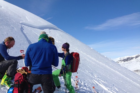 SNØSKREVARSLING: Ferdsel på snø i bratt terreng vil aldri være 100 prosent sikkert. Til det er faktorene for mange og variasjonen for stor. Men med solide kunnskaper, rett informasjon og gode holdninger er det mulig å ta kloke valg som reduserer risikoen betydelig, skriver kronikkforfatterne. Foto: Erik Johnsen/NVE