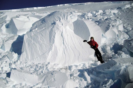 Boka Den lille snøskredboka er rikt illustert. Foto: Kjetil Brattlien Boka Den lille snøskredboka er rikt illustert. Foto: Kjetil Brattlien