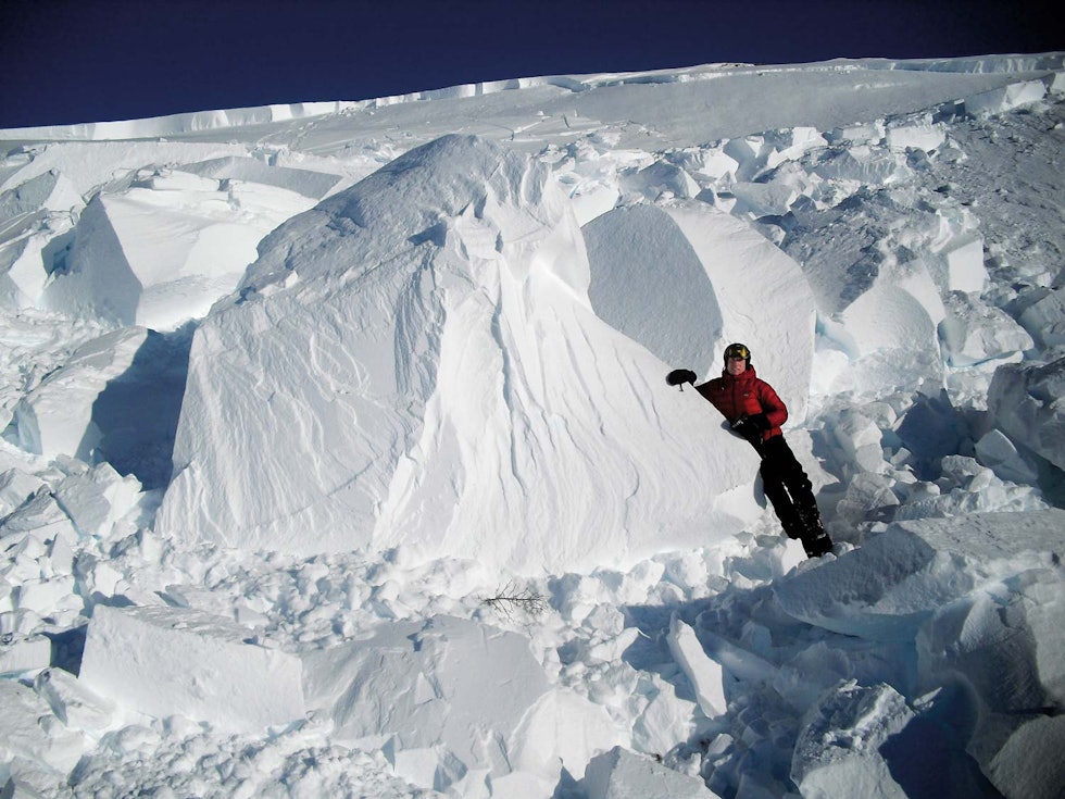 Boka Den lille snøskredboka er rikt illustert. Foto: Kjetil Brattlien Boka Den lille snøskredboka er rikt illustert. Foto: Kjetil Brattlien