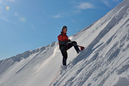 Skredekspert Kjetil Brattlien har rappellert seg inn i bratt terreng på Andøya. Foto: Ulf Borger, Forsvaret