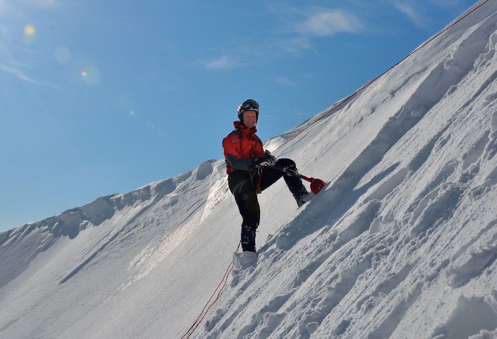Skredekspert Kjetil Brattlien har rappellert seg inn i bratt terreng på Andøya. Foto: Ulf Borger, Forsvaret Skredekspert Kjetil Brattlien har rappellert seg inn i bratt terreng på Andøya. Foto: Ulf Borger, Forsvaret