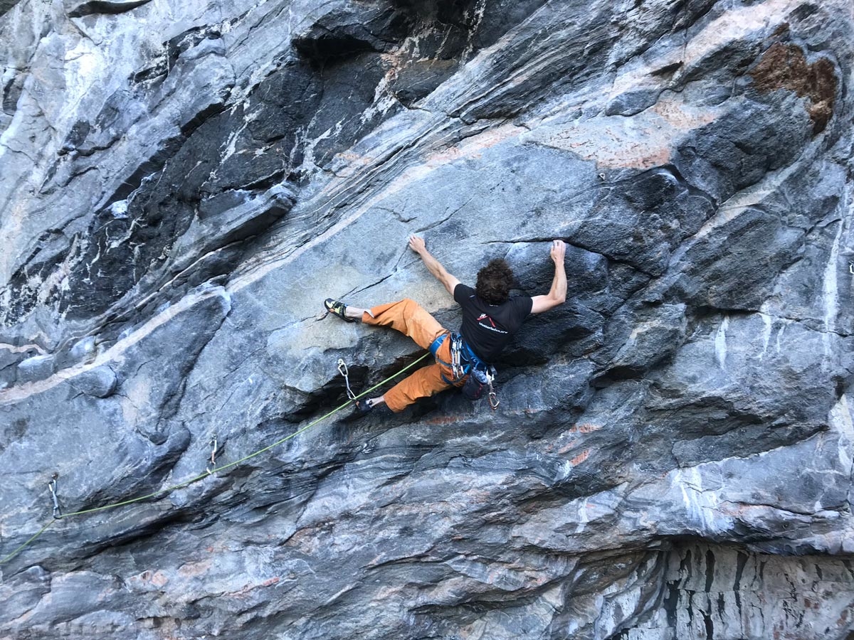 Boken Sikker Klatring gir deg svært nyttig innsikt i hvordan du kan unngå ulykker.