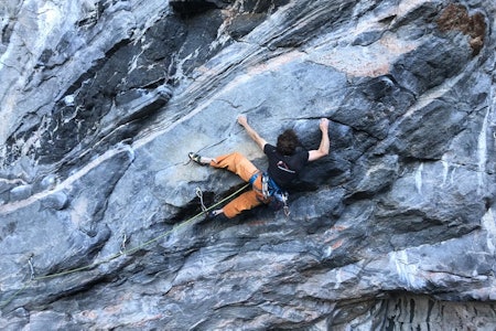 Boken Sikker Klatring gir deg svært nyttig innsikt i hvordan du kan unngå ulykker. Boken Sikker Klatring gir deg svært nyttig innsikt i hvordan du kan unngå ulykker.