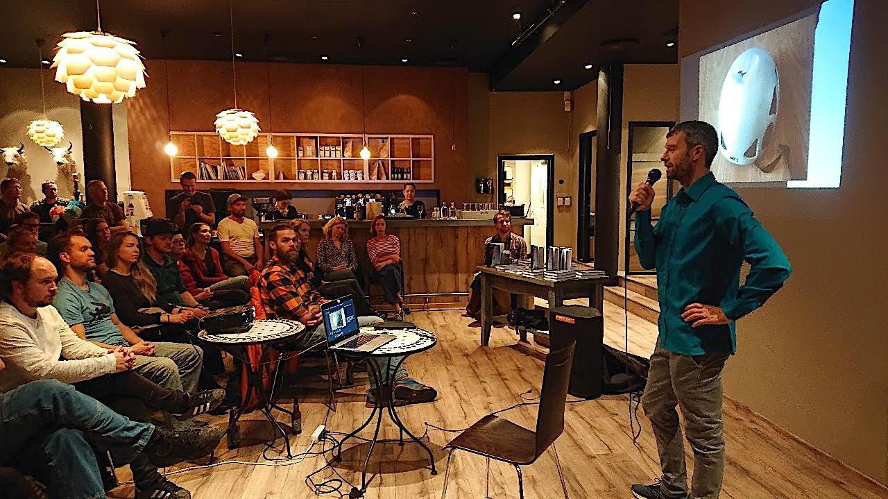 MØTER KLATRERE: Geir Evensen holder en rekke foredrag basert på sin bok Sikker klatring. Bildet er fra lanseringen på Gramstua i Oslo. MØTER KLATRERE: Geir Evensen holder en rekke foredrag basert på sin bok Sikker klatring. Bildet er fra lanseringen på Gramstua i Oslo.