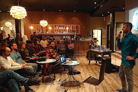 MØTER KLATRERE: Geir Evensen holder en rekke foredrag basert på sin bok Sikker klatring. Bildet er fra lanseringen på Gramstua i Oslo.  MØTER KLATRERE: Geir Evensen holder en rekke foredrag basert på sin bok Sikker klatring. Bildet er fra lanseringen på Gramstua i Oslo.