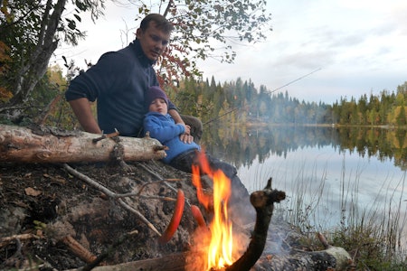 I Utenetter deler Friluftsflokken sine erfaringer. Utenetter Rognlivann turforslag bål