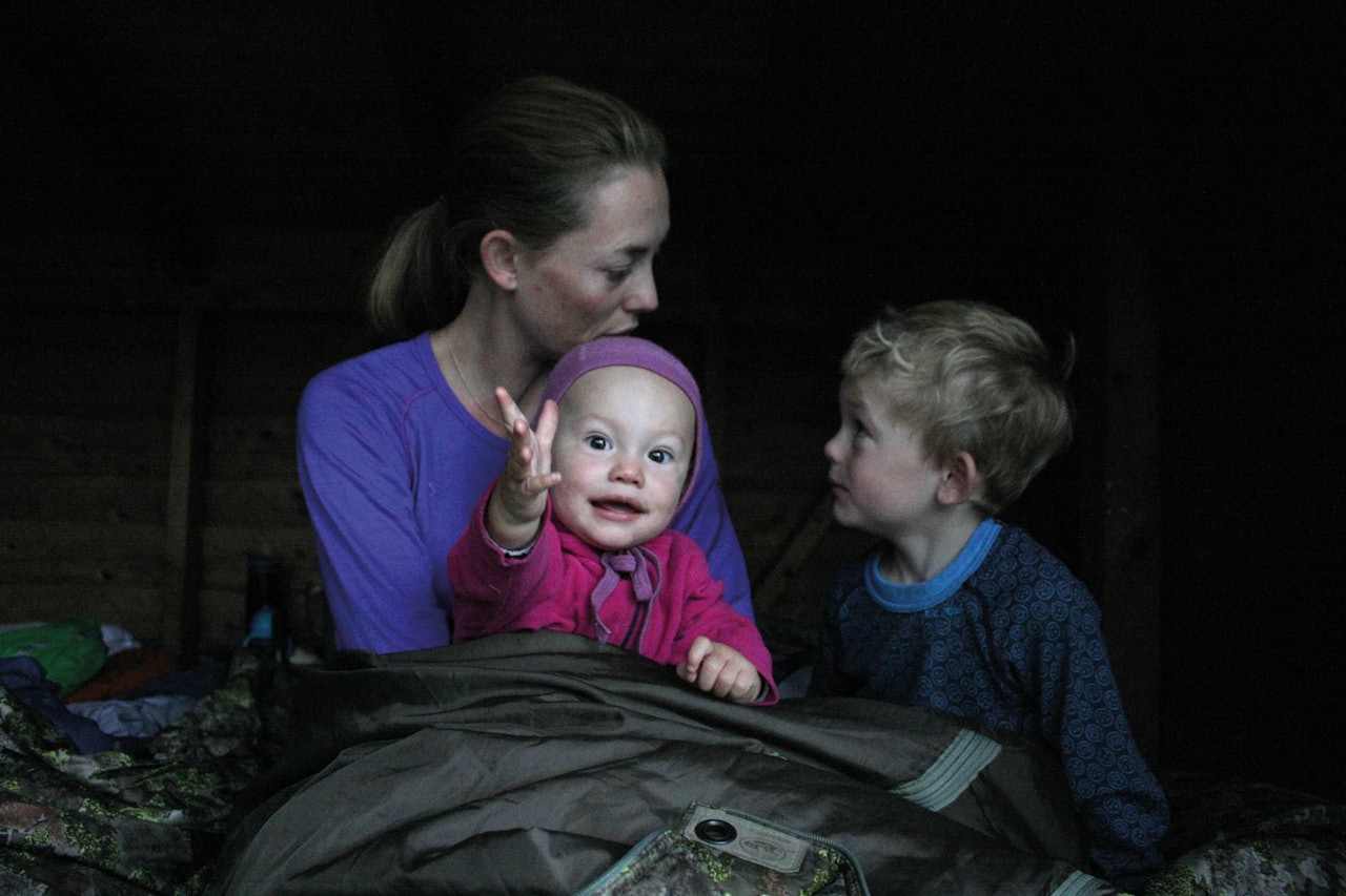 UTENETTER: Fra en kortreisttur i gapahuk på Friluftsflokkens nærmeste DNT-sted, nemlig Sæteren Gård. Foto: Privat friluftsflokken