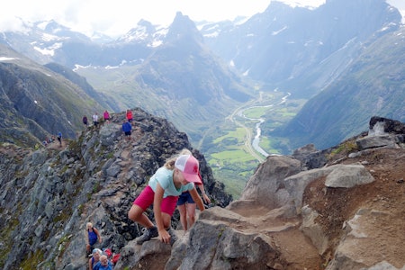 KLYVING: Romsdalseggen på sitt mest tekniske. Romsdalshorn i bakgrunnen. Foto. Erlend Sande Romsdalseggen UTEmagasinet guide