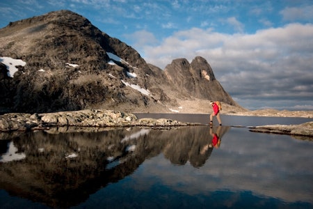 I VANNKANTEN: Ved Olaskarvatnet (1128 moh.) på vei opp mot Kvanndalstind. Foto: Matti Bernitz  fjellturer i romsdalen