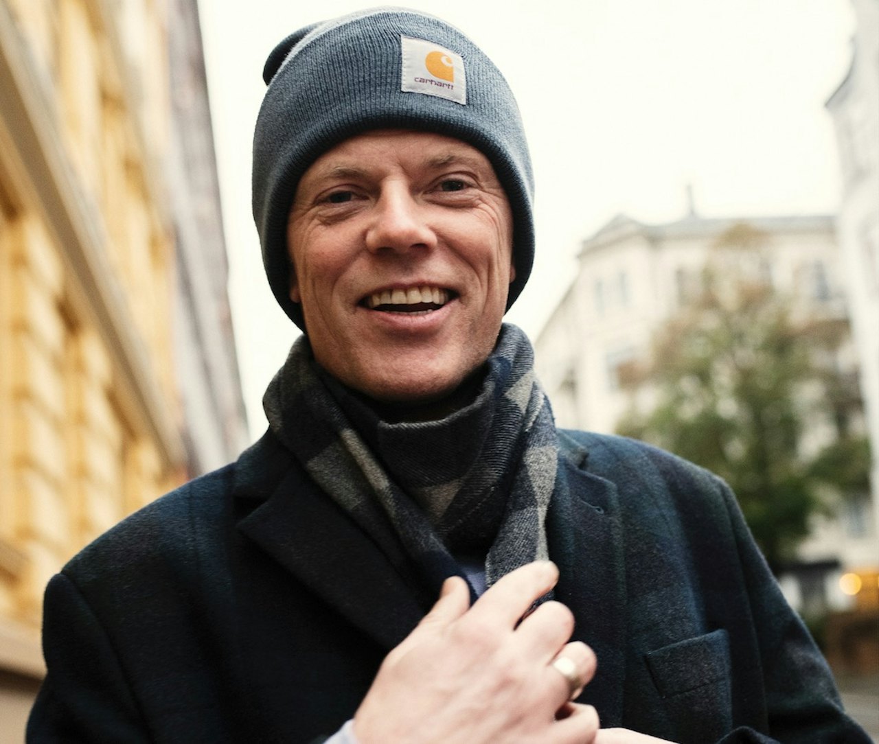 ARE I BYEN: Are Kalvø har forsøkt å bli glad i friluftsliv. Resultatet vart «Hyttebok frå helvete». Her smiler han – fordi han er i Oslo sentrum. Foto: Anki Grøthe