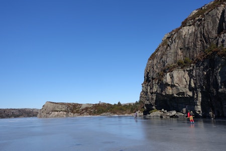 TURSKØYTER: Naturleg islagte vatn kan vere like risikabelt som vatn utan is. Men er dei som går dumdristige, spør kronikkforfatteren. Her frå Kørelen på Sotra, utanfor Bergen. Foto: Eldar Heide TURSKØYTER: Naturleg islagte vatn kan vere like risikabelt som vatn utan is. Men er dei som går dumdristige, spør kronikkforfatteren. Her frå Kørelen på Sotra, utanfor Bergen. Foto: Eldar Heide