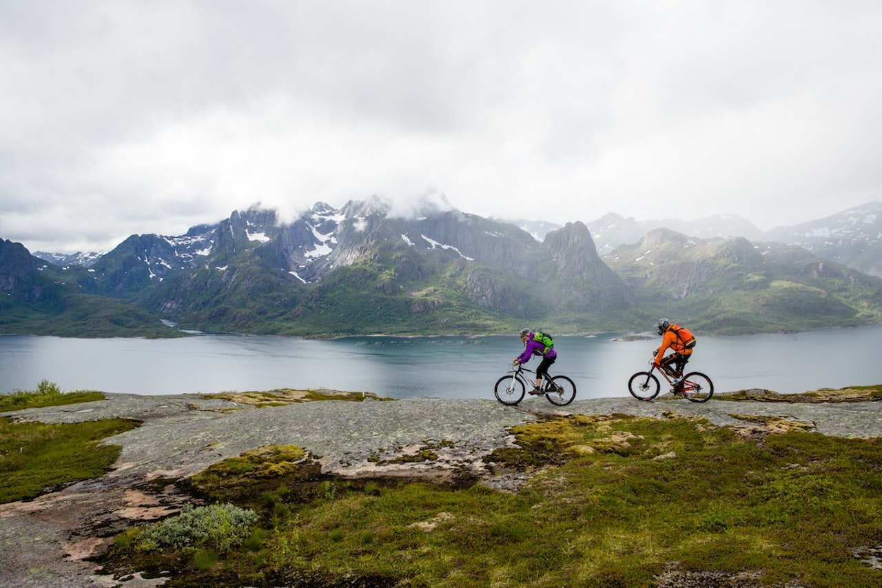 FJELL OG HAV: Å sykle i høyden, men likevel så nær havet, er en spesiell opplevelse. Foto: Kristin Folsland Olsen stisykling i Lofoten