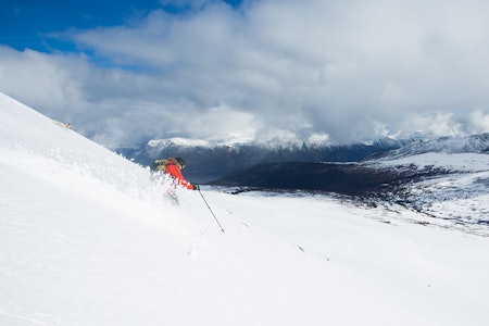 POPULÆR TID: Våren er en populær tid. Her får du 7 gode tips til hvordan du finner den gode snøen. Foto: Tore Meirik topptur om våren