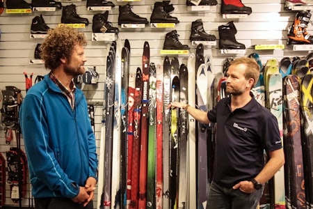 EKSPERTENE: Pål-Trygve Gamme og Øystein Halvorsen fra Oslo Sportslager deler sin innsikt om hvordan man velger seg rett fjellski. Foto: Christian Nerdrum EKSPERTENE: Pål-Trygve Gamme og Øystein Halvorsen fra Oslo Sportslager deler sin innsikt om hvordan man velger seg rett fjellski. Foto: Christian Nerdrum