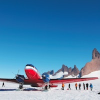 LANDING PÅ SNØ: DC-3, flytypen som brukes «innenriks» i Antarktis. Det er en av få flytyper som tåler kulden og de dårlige landingsforholdene. 