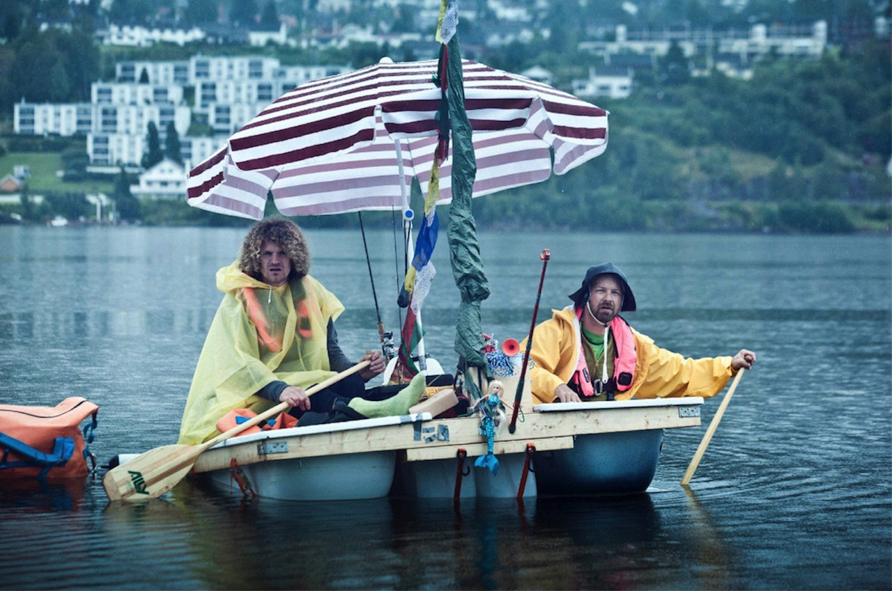 Tubtanic: Farkosten er laget av to badekar, mye plank, skruer, isopor og plastkanner. Snittfarten første dagen var på 1,6 kilomter i timen. Foto: Thomas Løberg aleksander gamme og petter nyquist