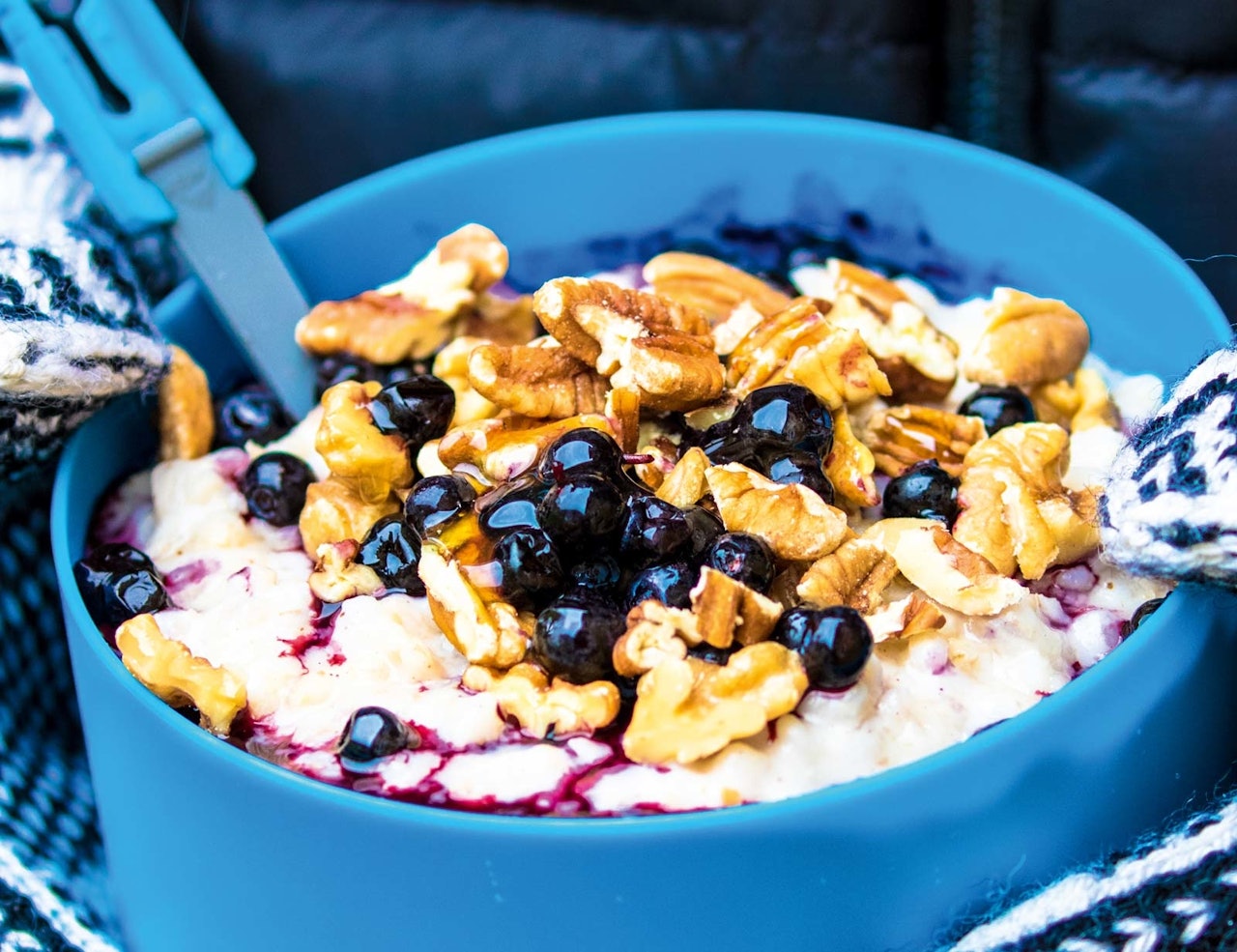 BYGGRYNSGRAUT: Nam! Gjerne med vottene på og god utsikt til. Foto: Sigrid Henjum byggrynsgrøt turfrokost