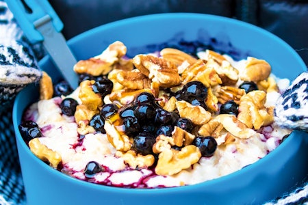 BYGGRYNSGRAUT: Nam! Gjerne med vottene på og god utsikt til. Foto: Sigrid Henjum byggrynsgrøt turfrokost